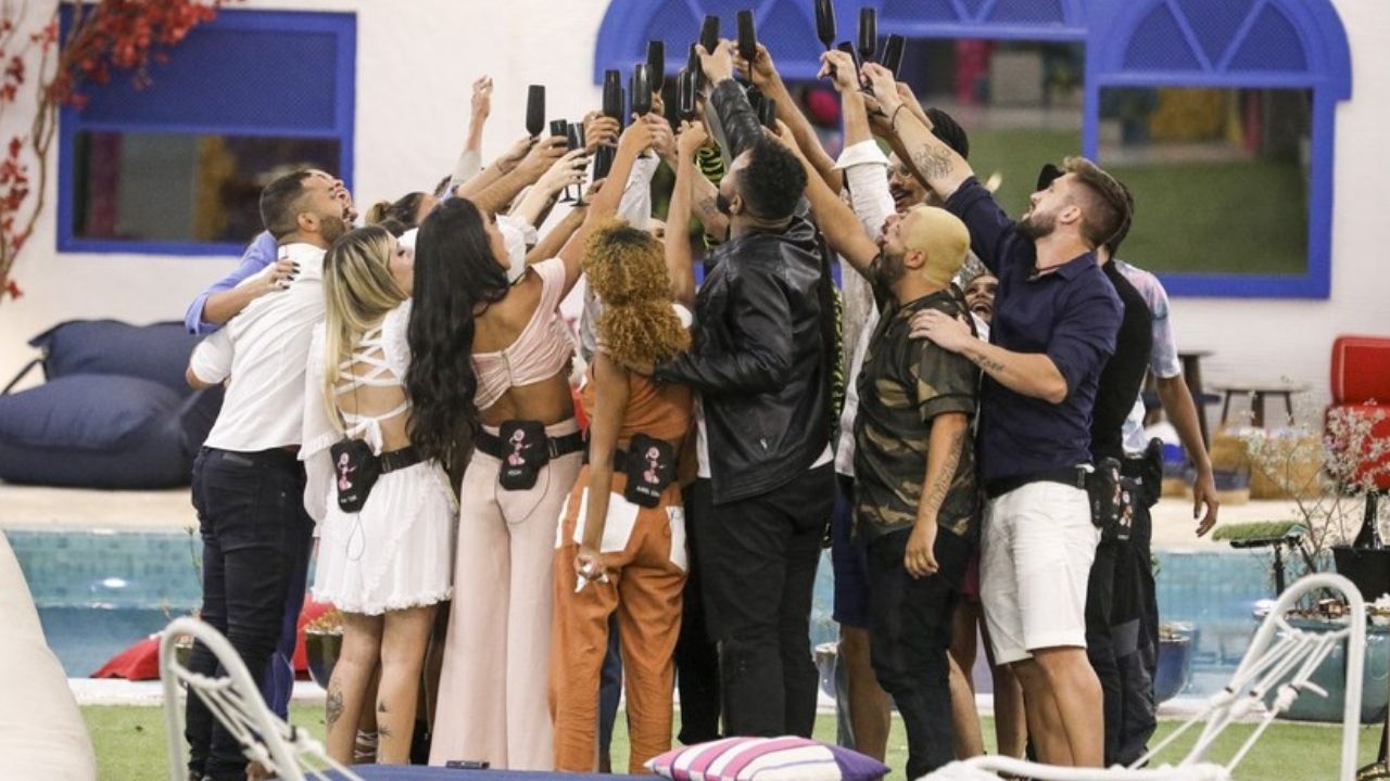 BBB dia 101: reencontro dos brothers tem brindes, acerto de contas e reconciliação de Lucas Penteado e Karol Conká