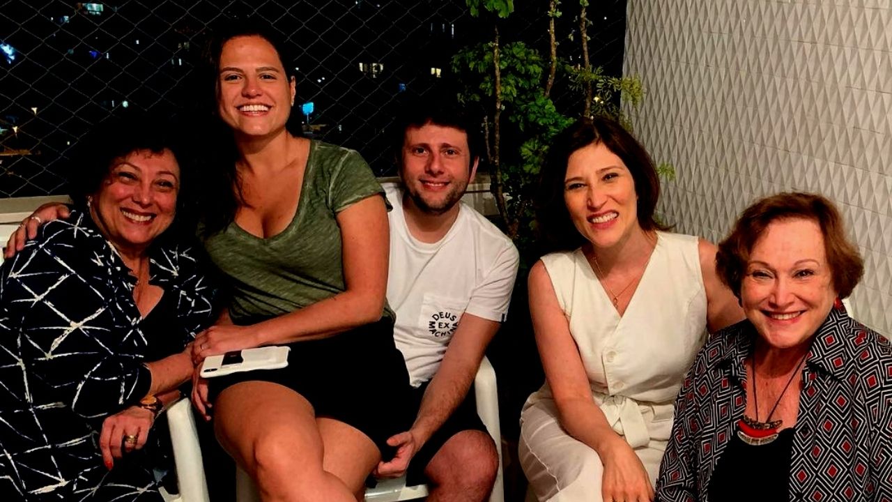 Beth Goulart divulga novo boletim médico da irmã com Covid-19 e revela índice positivo: “Respondendo bem”