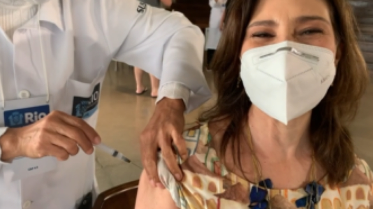 Quatro meses após a morte de Nicette Bruno, filha é vacinada contra a Covid-19: “Obrigado, senhor”