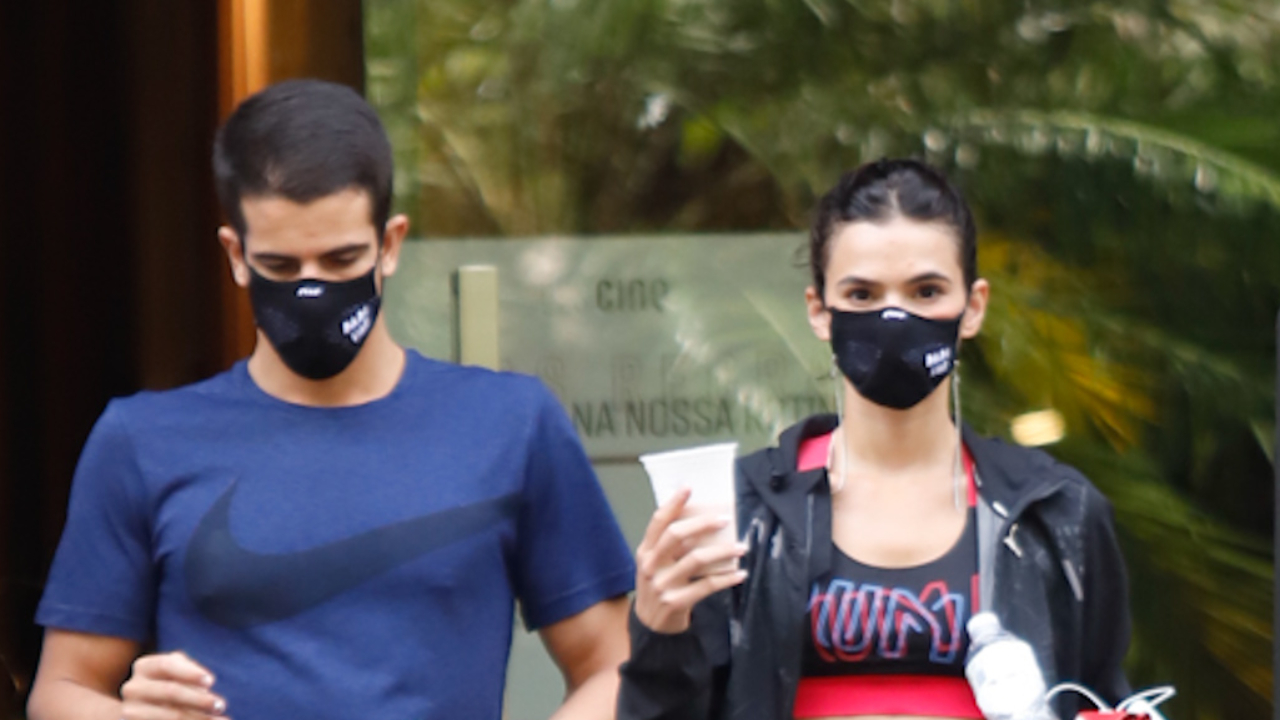 Assumidos, Bruna Marquezine é clicada deixando a academia com Enzo Celurari em clima de romance