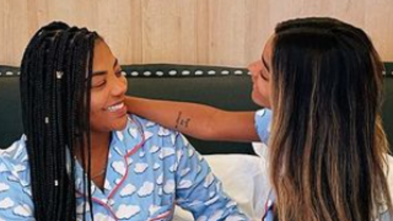 Com pijamas combinando, Ludmilla e Brunna Gonçalves surgem em momento de intimidade na cama: “Meu tudo”