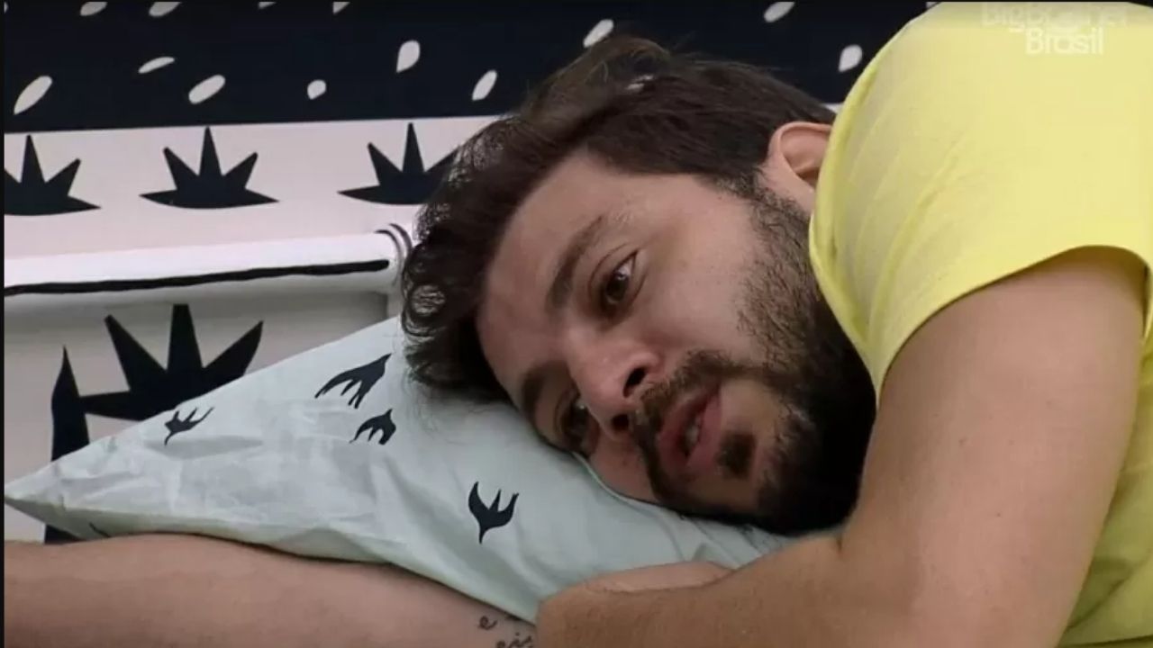 BBB21: Abatido, Caio conta para brother que partes íntimas estão sangrando após acidente: “Arranquei uma lasca”