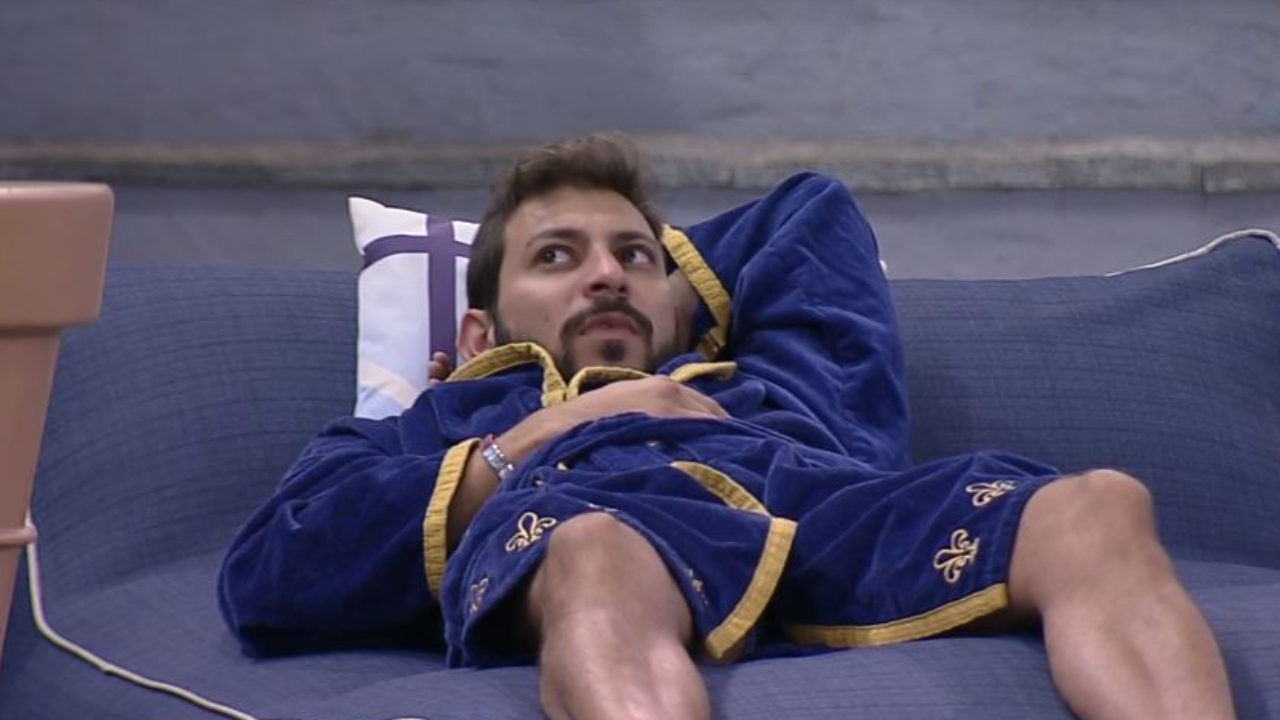 BBB21: Caio leva punição máxima, perde 500 estalecas e Arthur lamenta: “Ficou a noite toda comigo “