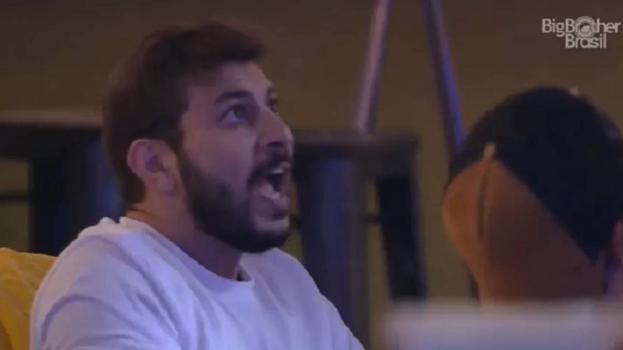 BBB21: Caio é flagrado desviando o olhar de sister na pista de dança e fica todo sem graça: “Tô fora”