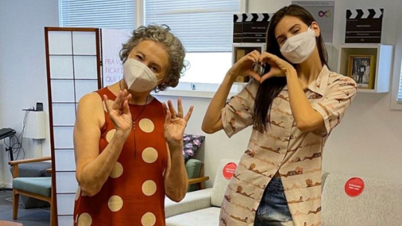 Camila Queiroz se emociona em reencontro nas gravações de ‘Verdades Secretas 2’: “Pessoa muito importante na minha vida”