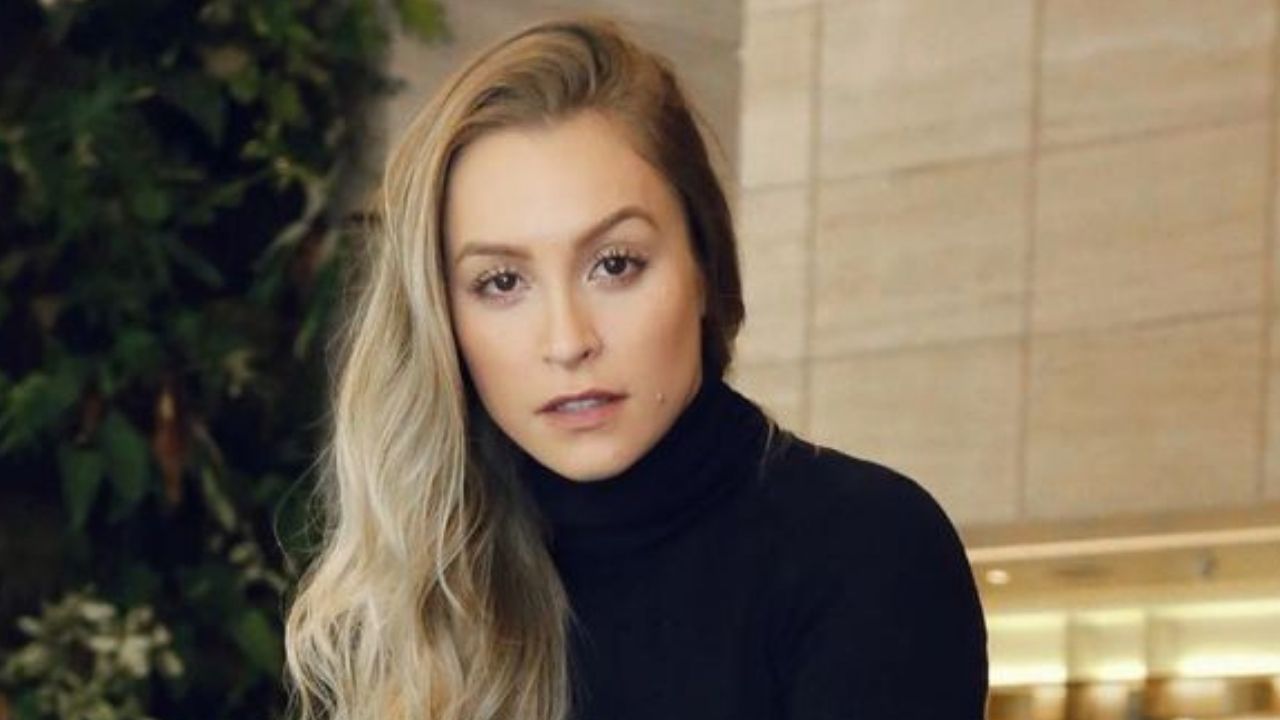 Luxo! Carla Diaz investe alto em encontro com ex-BBBs e elege sapato de grife de quase R$ 6 mil