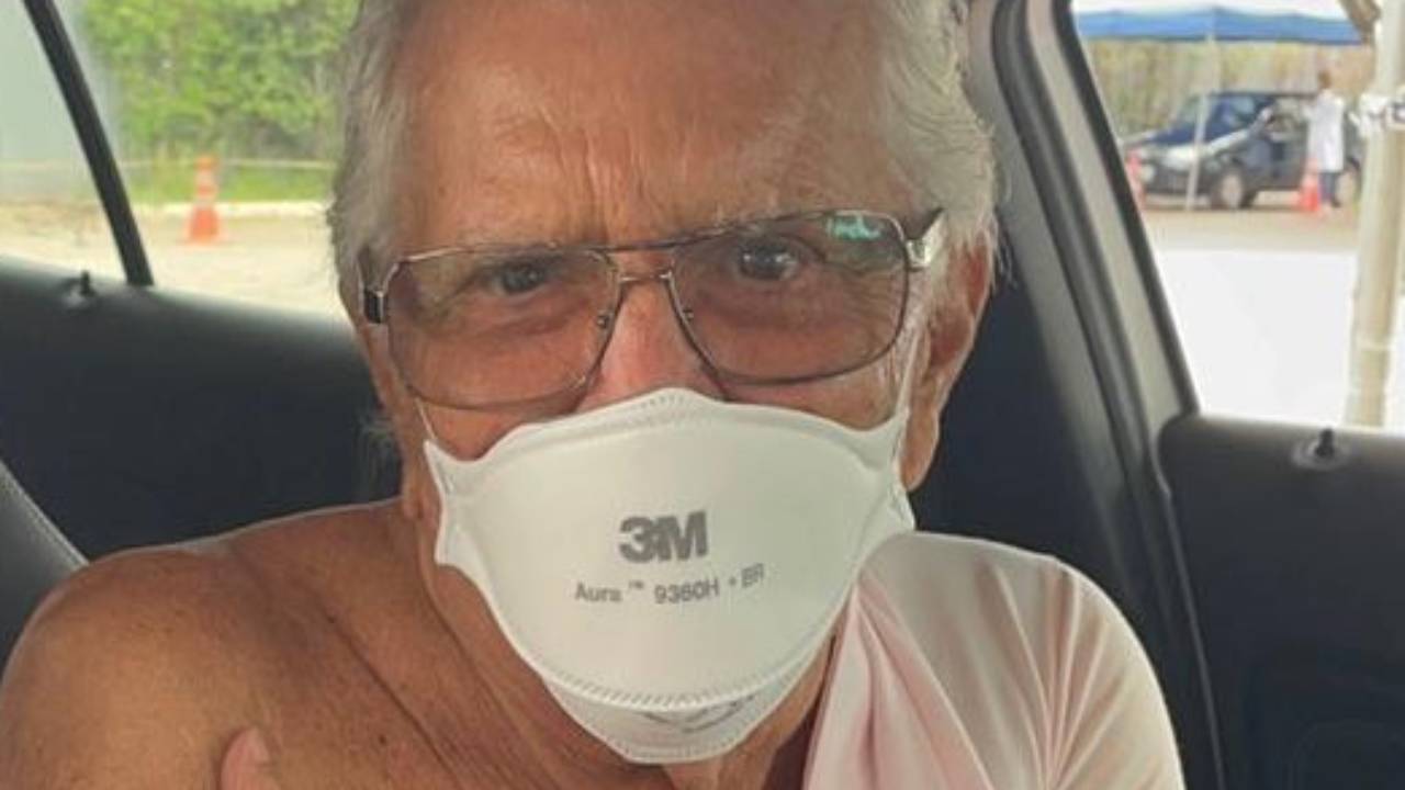 Carlos Alberto de Nóbrega revela sofrer com sequelas após vencer a Covid-19: “Minha visão diminuiu”