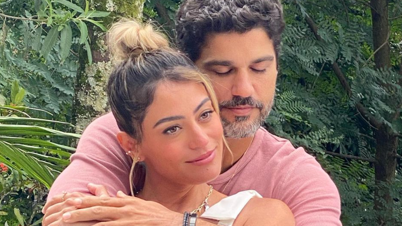 Após semanas separados, Carol Castro posa nos braços de Bruno Cabrerizo e se apaixona: “Meu”