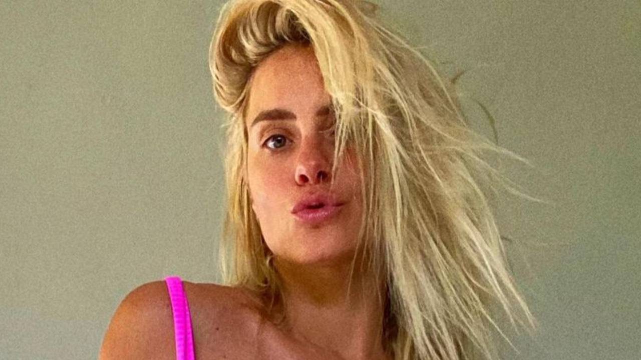 Ousada, Carolina Dieckmann abaixa o biquíni e leva web à loucura ao mostrar parte da virilha: “Tira tudo”
