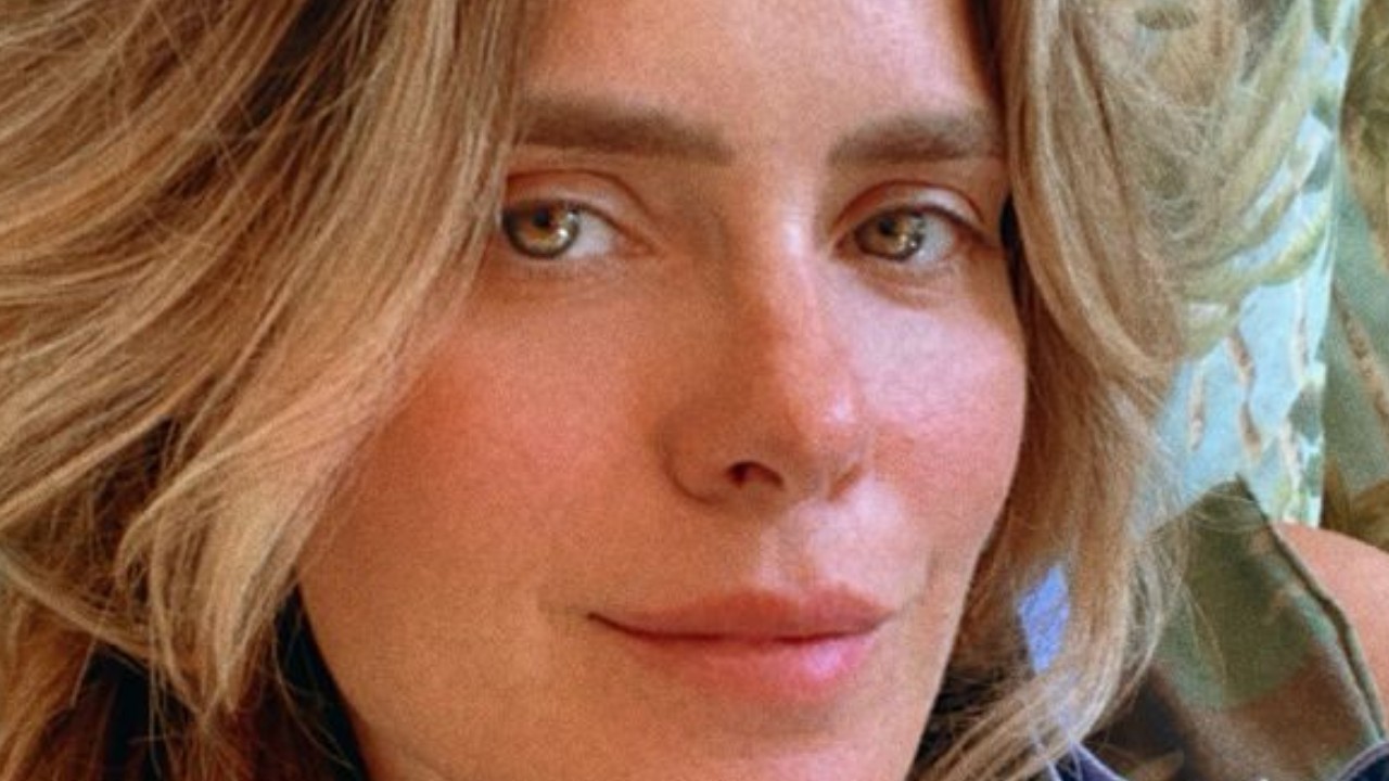 Deslumbrante, Carolina Dieckmann renova o visual e surge com os fios platinados: “Caramba”