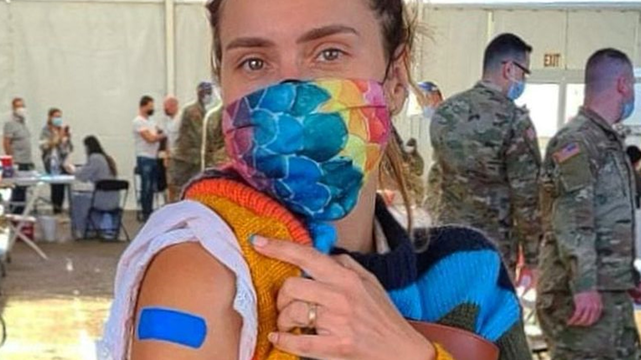 Com apenas 42 anos, Carolina Dieckmann é vacinada e desabafa: “Alegria emaranhada na tristeza”