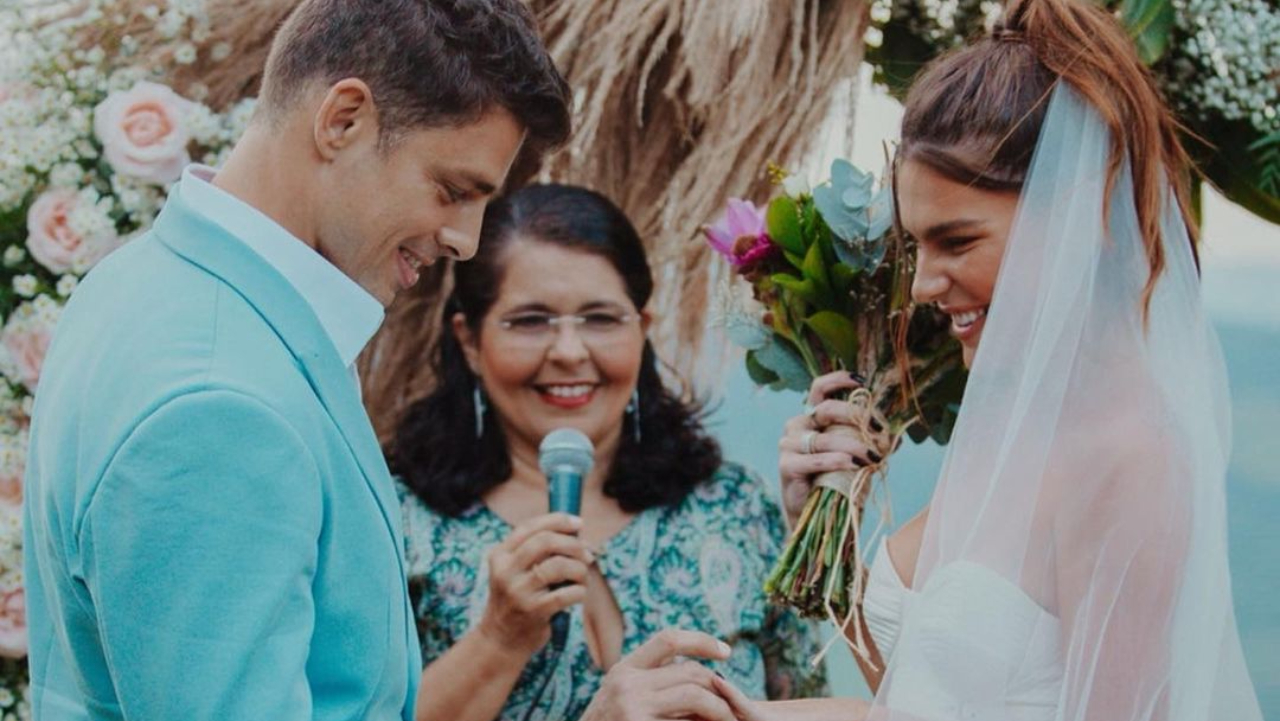 Mariana Goldfarb e Cauã Reymond celebram dois anos de casamento