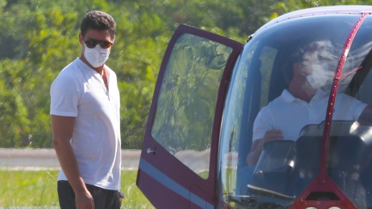 Cauã Reymond e Mariana Goldfarb alugam helicóptero e embarcam para fim de semana em praia no Rio