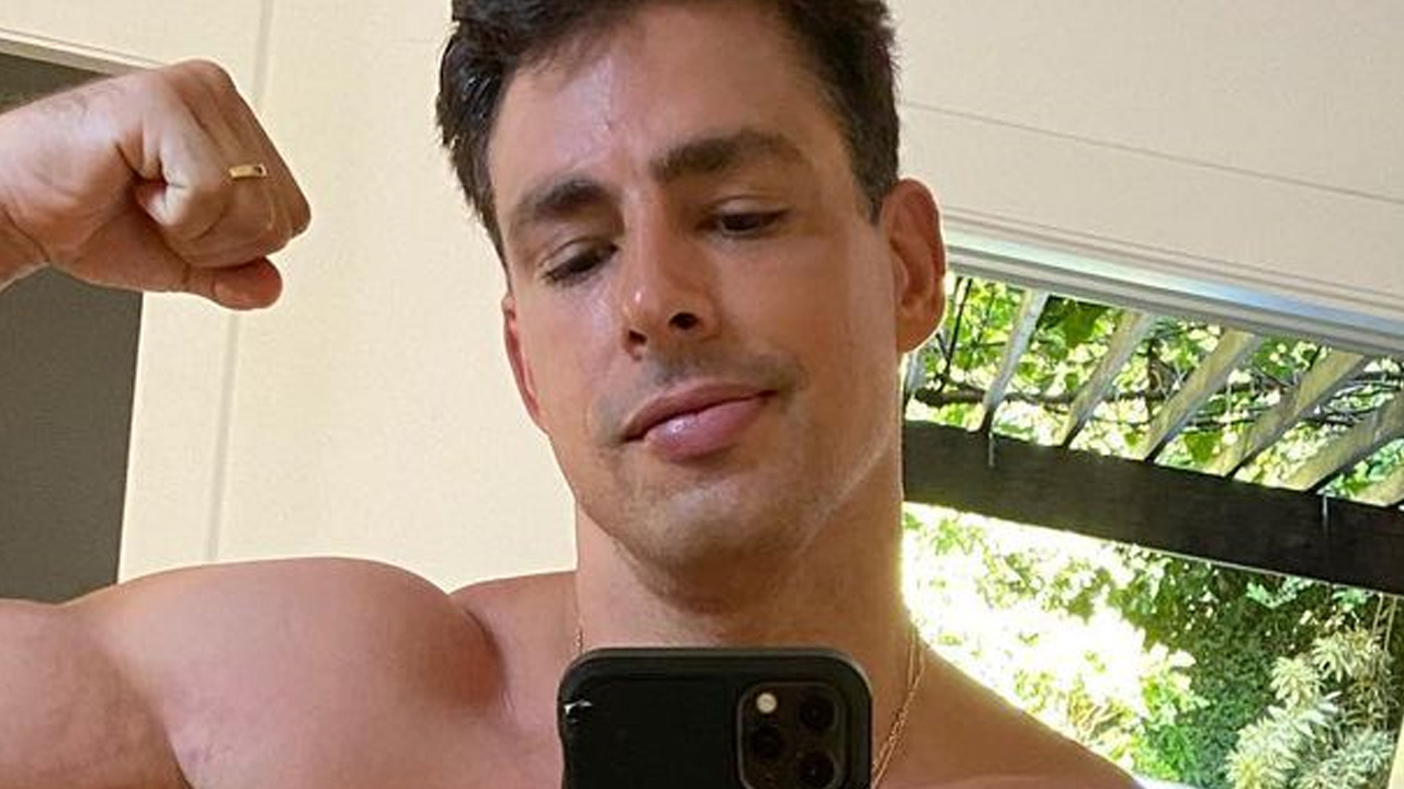 Que é isso? Cauã Reymond posa só de sunga no espelho e volume rouba a cena: “Dei zoom”