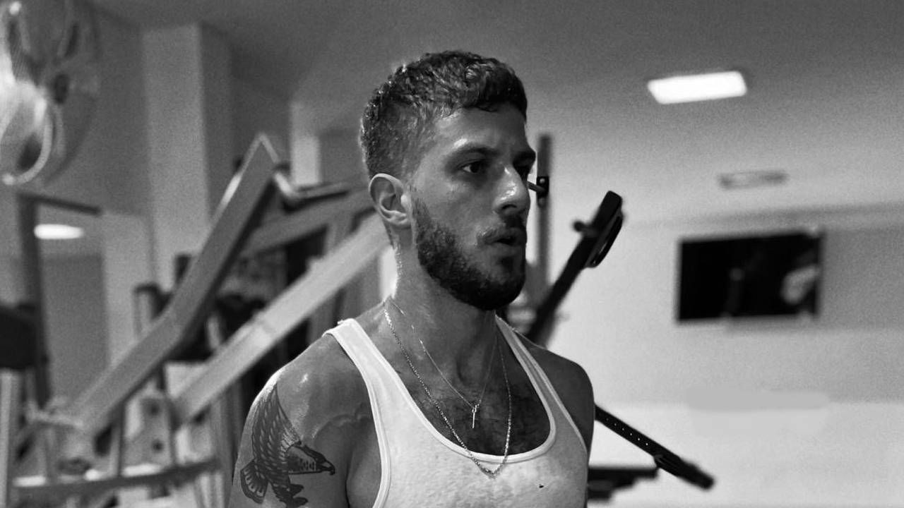 Que corpão! Chay Suede ostenta braços musculosos durante treino e eleva a temperatura na web: “Teve”