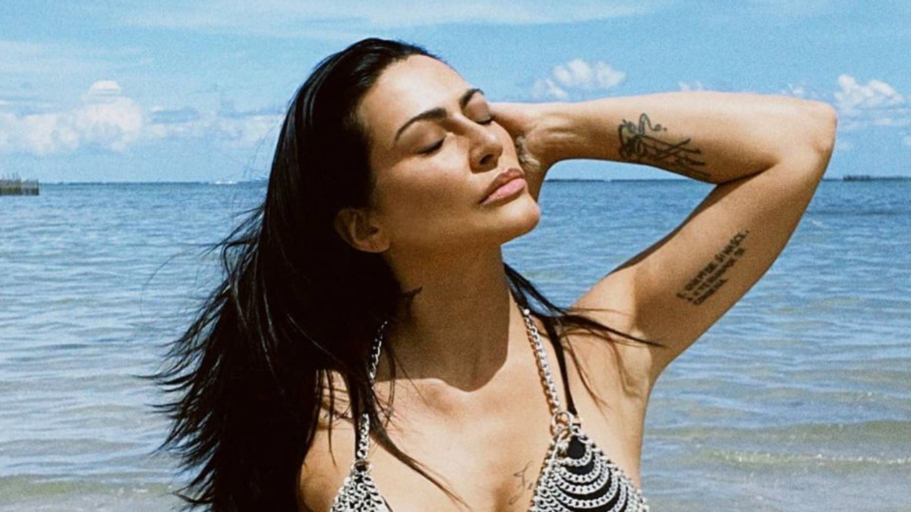 Abusada, Cleo dispensa parte de baixo e deixa pernões torneados à mostra: “Maravilhosa!”