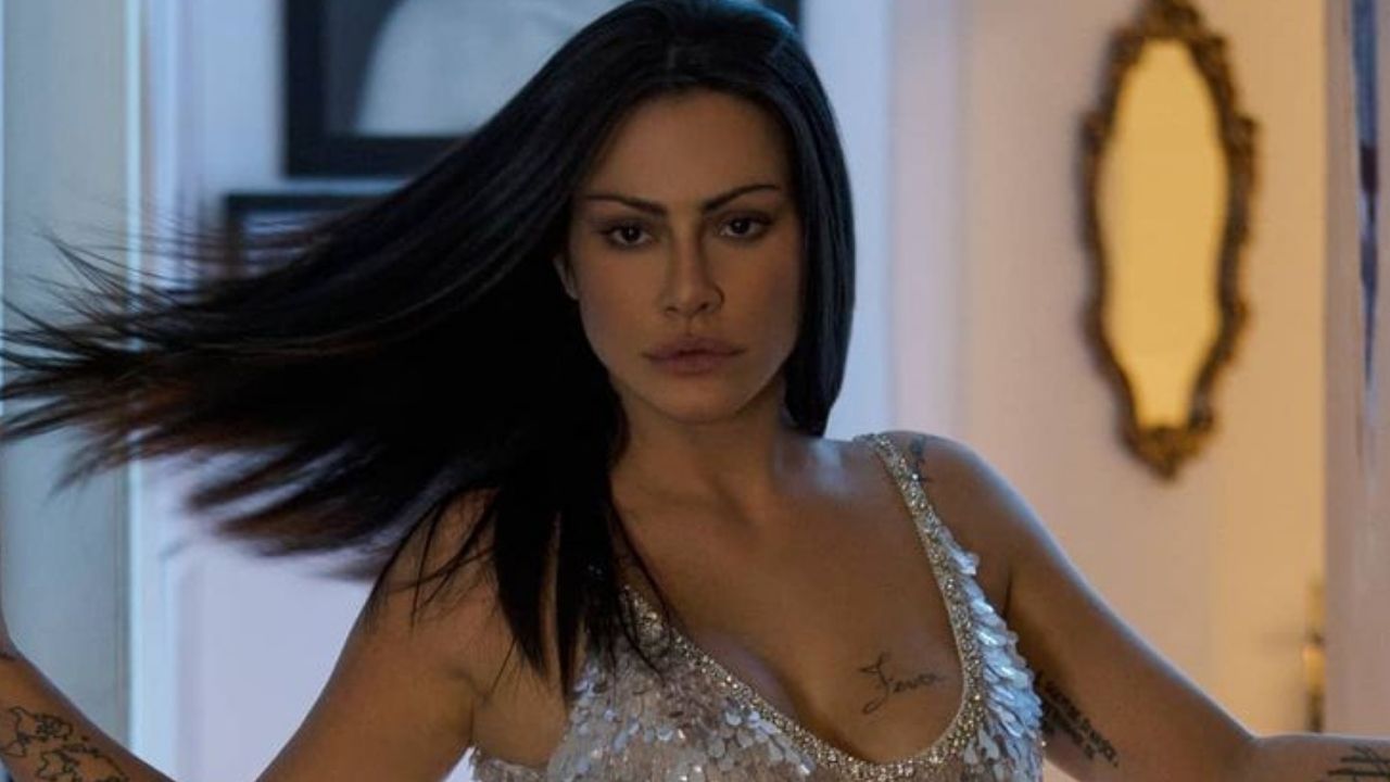 No dia em que o irmão pode se tornar milionário, Cleo posa com microvestido de paetês: “Deusa absoluta”