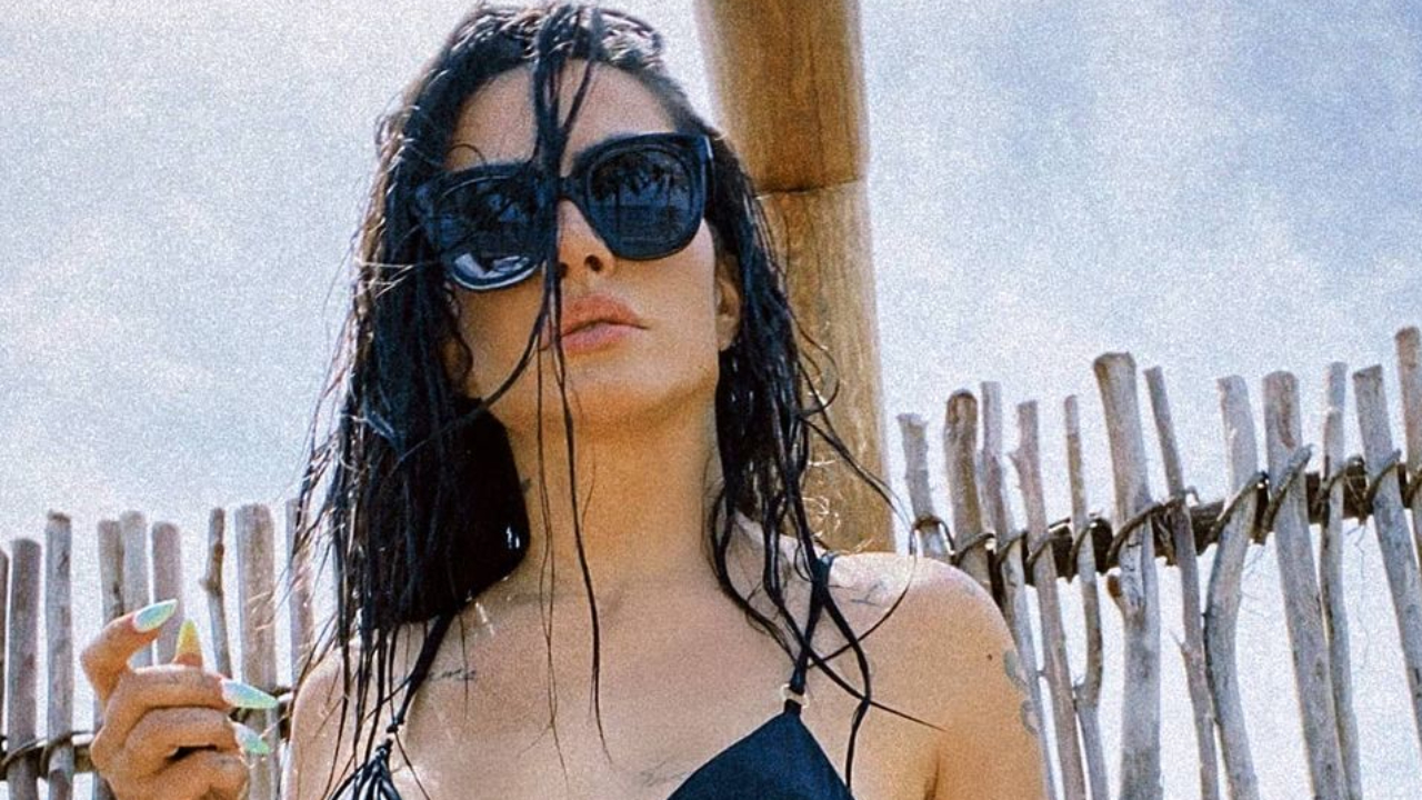 De biquíni finíssimo, Cleo quase mostra demais e arranca suspiros pelo corpão sarado: “Perfeição existe”
