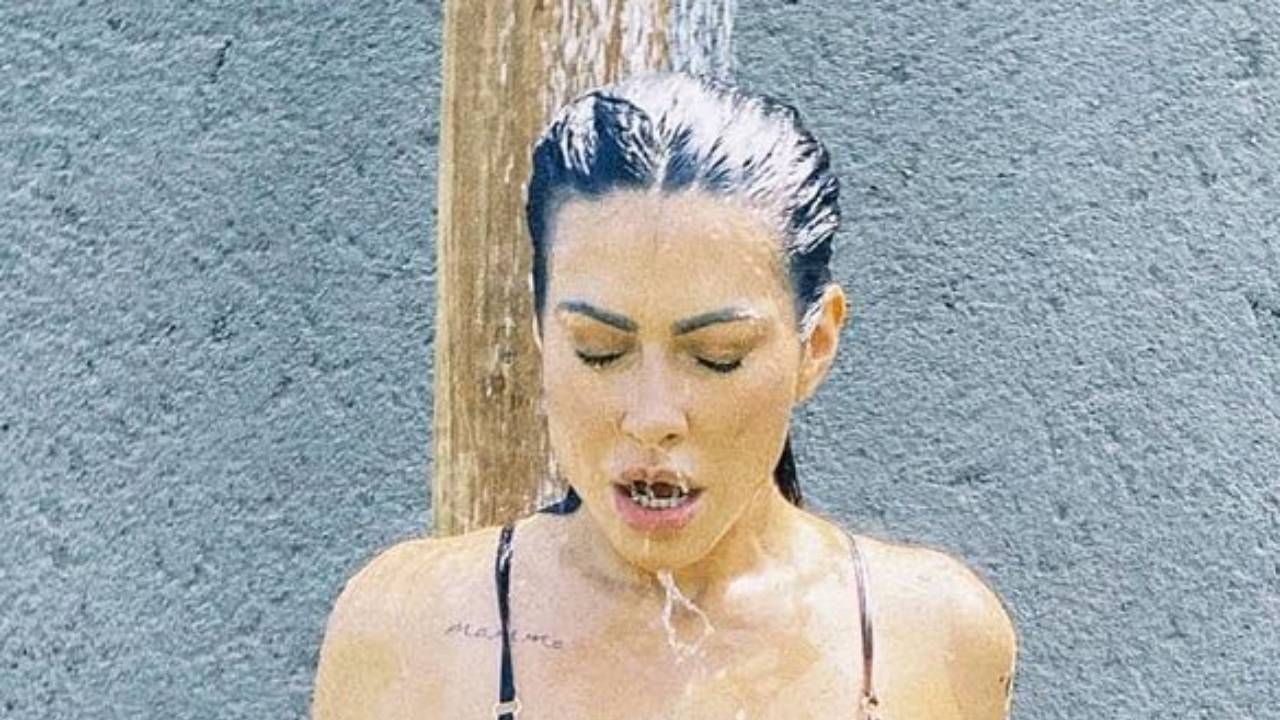 Cleo abusa da sensualidade e deixa parte da virilha à mostra em biquíni cavadíssimo: “Até dei zoom”