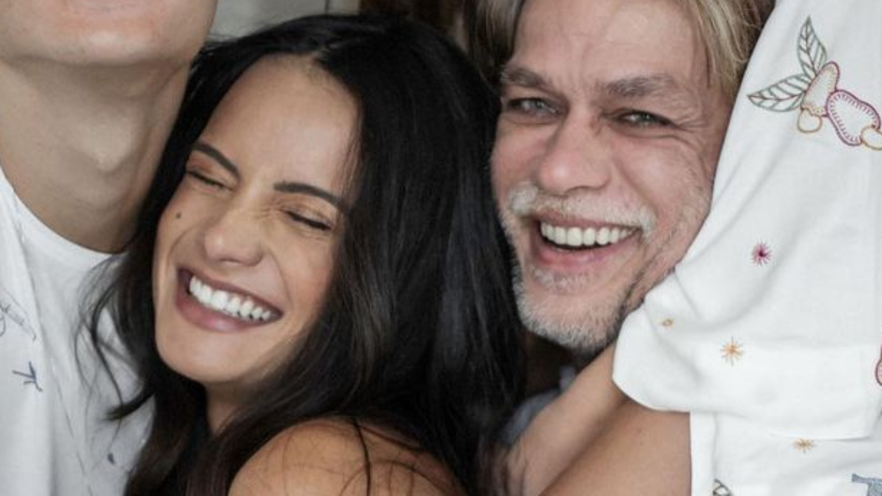 Em raro clique da gestação, esposa de Fábio Assunção exibe barrigão gigante ao lado dos enteados: “Família”