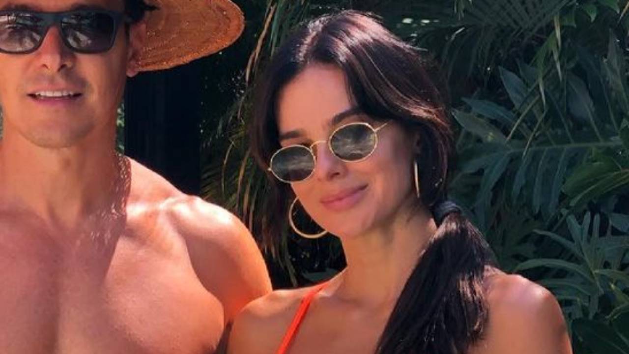 Só de biquíni, esposa de Rodrigo Faro choca a web ao ostentar cinturinha mínima e barriga sarada: “Corpão”