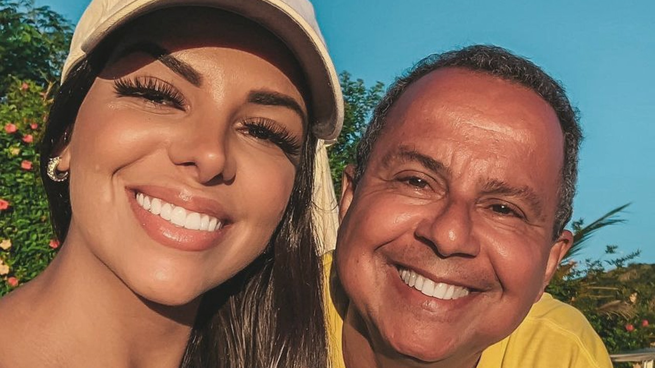 Influenciadora Evelyn Regly perde o pai para Covid-19 e desabafa: “Ainda não acredito”