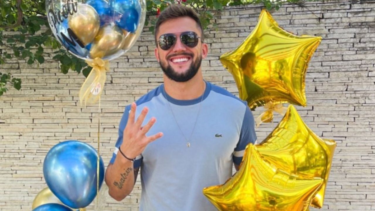 Ex-BBB Arthur chega a 4 milhões de seguidores e comemora sucesso nas redes sociais: “Obrigada pelo carinho”