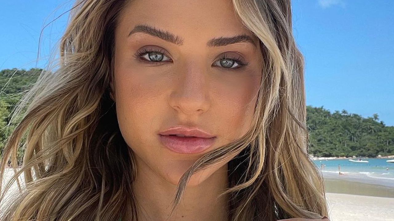 Ex-BBB Gabi Martins ostenta seios turbinados e arrasa na praia: “Linda”
