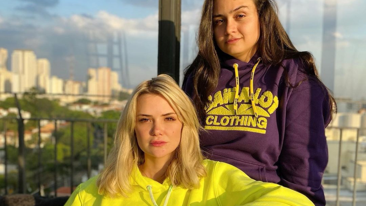 Ex-BBB Marcela Mc Gown troca alianças com a namorada, Luiza, e fãs especulam noivado