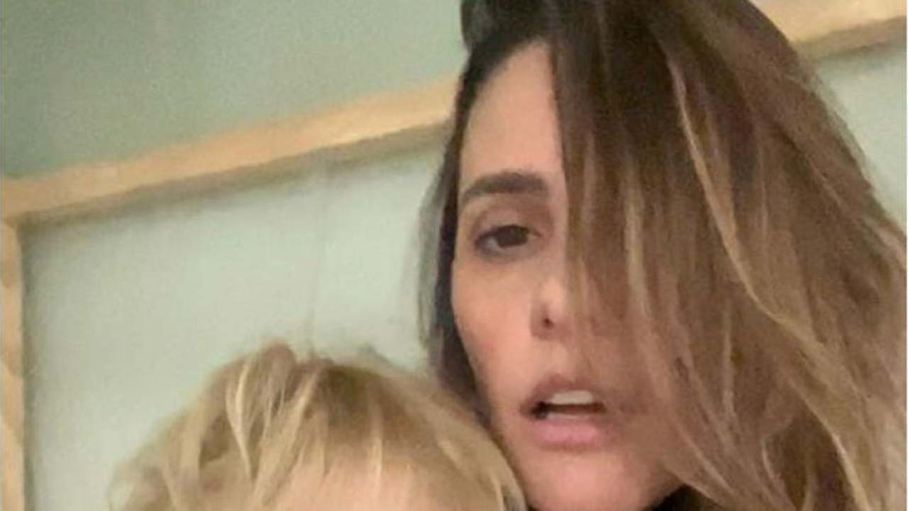 Fernanda Lima surge com a filha cabeludíssima em foto rara e beleza da dupla impressiona fãs: ”Perfeitas”