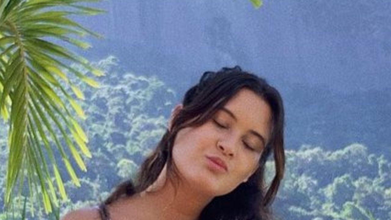 Acompanhada, filha de Fátima Bernardes exibe corpo real em foto de biquíni na mansão da mãe: “Gatinha”