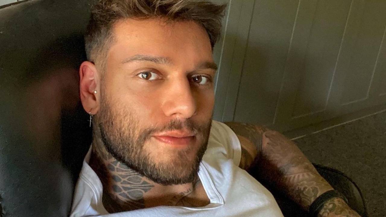 Ele é lindo! Filho de Lucas Lucco aparece dormindo coladinho com o pai em momento de carinho: “Que dengo”