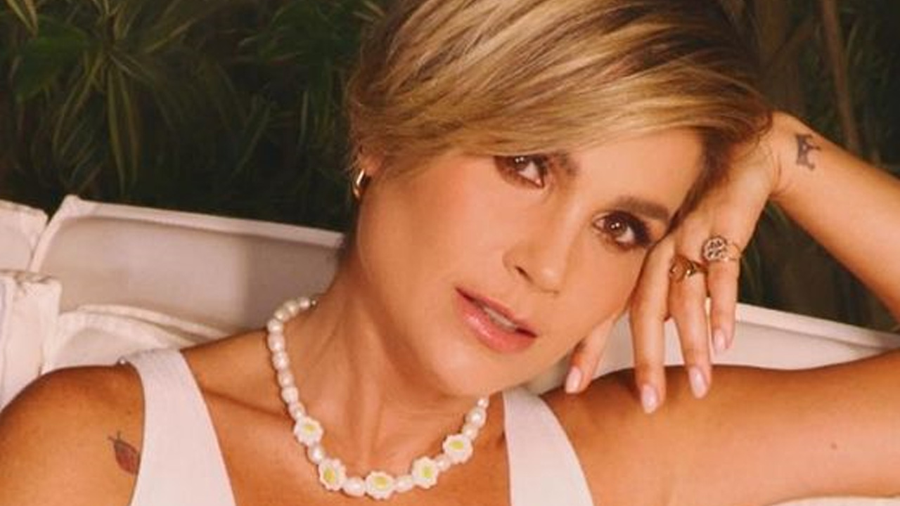 Aos 46 anos, Flávia Alessandra ostenta pernas musculosas com microvestido: “Linda e chique”