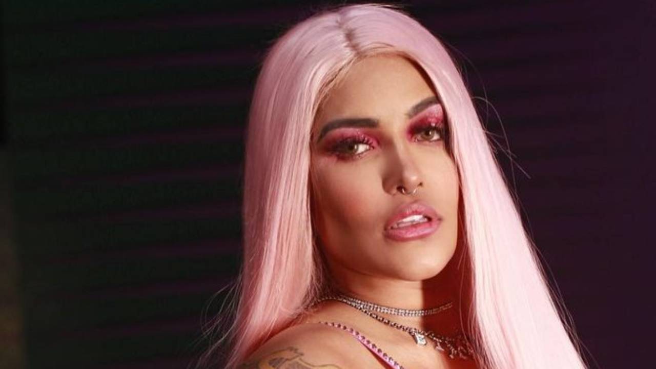 Ex-BBB Flay cobre apenas o necessário e deixa parte dos seios à mostra em novo clipe: “Que corpão”