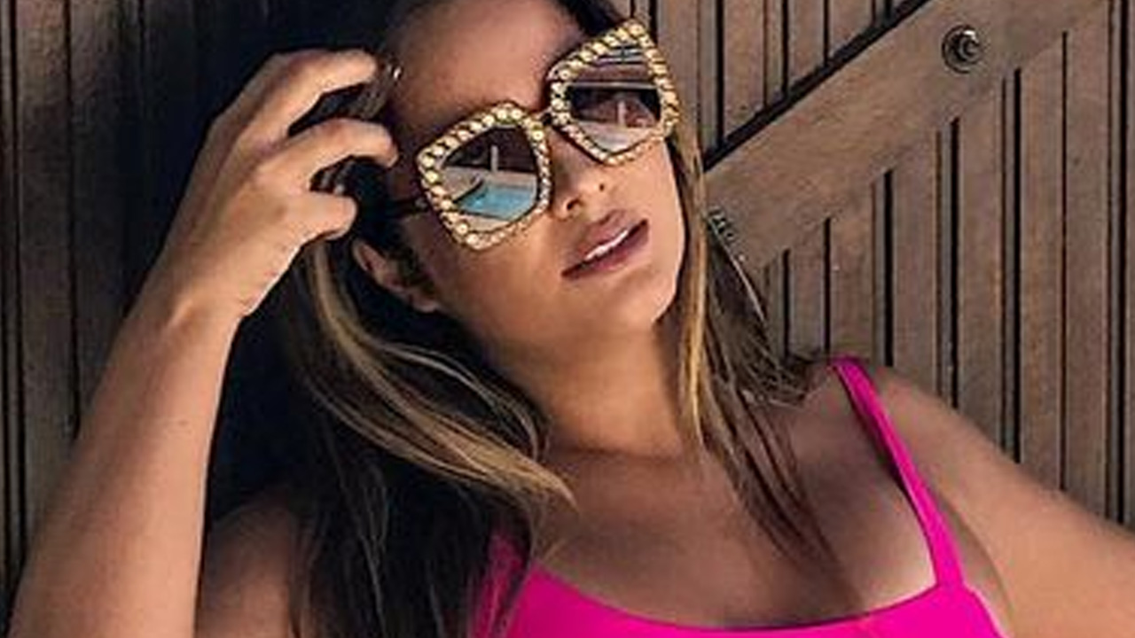 Geisy Arruda aposta em maiô recortado e exibe marca de sol na virilha: “Musa”