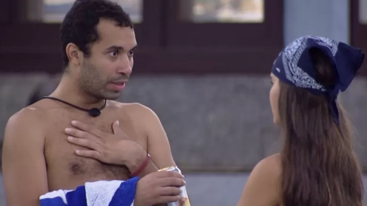 BBB21: Gilberto pega sister de surpresa e revela sonho premonitório com Carla Diaz: “Ela me disse em sonho”