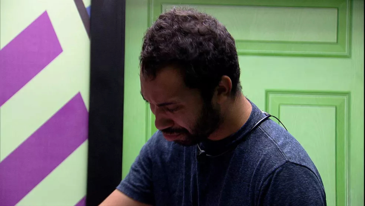 BBB21: Emparedado, Gilberto chora sozinho enquanto passa roupa na despensa da casa