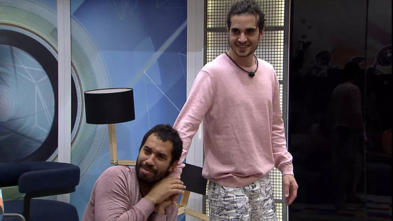 BBB21: Cachorrada! Gilberto troca carícias com Fiuk e dispara: ”Estou me aproveitando mesmo”