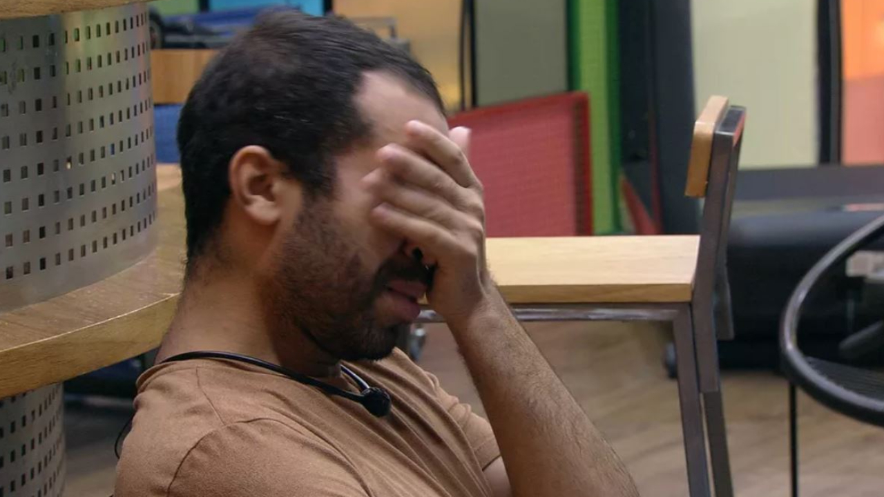 BBB21: Gilberto é punido pela produção e rebate dizendo que respeita regras: “Muito chateado, muito triste”