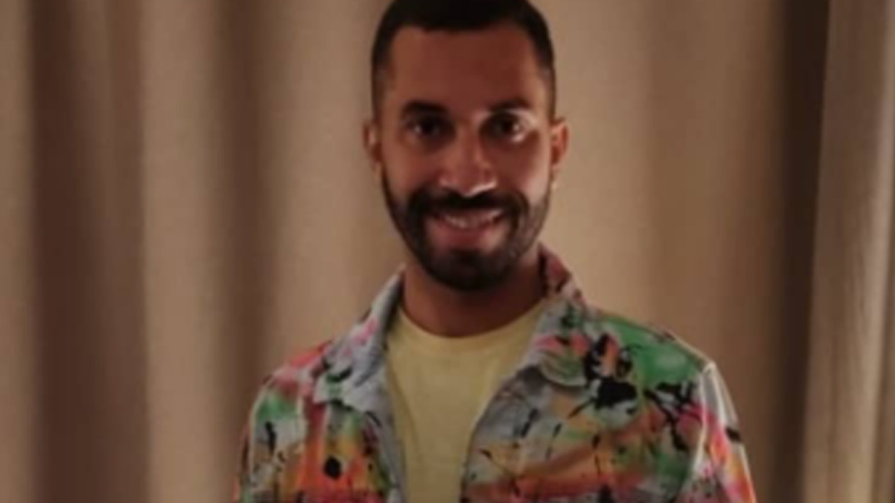 BBB21: Gilberto recebe jaqueta feita por fã e usa peça para a final do reality: “Rei da cachorrada”