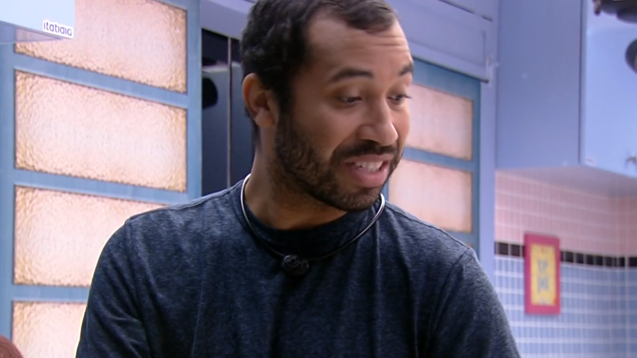 BBB21: Gilberto se irrita com quantidade de louça na pia e reclama: “Custa?”