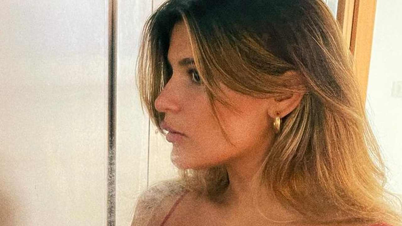 Filha de Flávia Alessandra, Giulia Costa aposta em look fatal e ostenta decote gigante: “Gata linda”