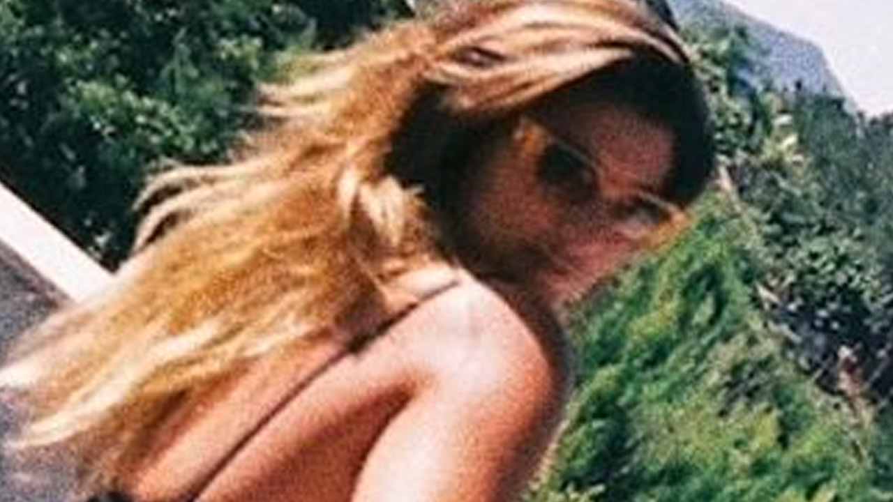 Filha gata de Flávia Alessandra, Giulia Costa mostra bumbum em maiô cavadíssimo: “Espetáculo”