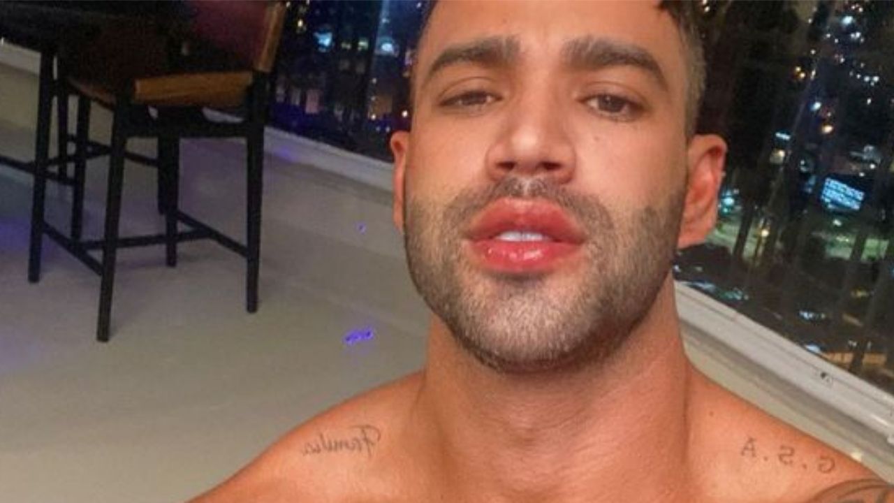 Gusttavo Lima intriga fãs ao posar na suíte de sua mansão de mãos dadas com mulher misteriosa: “Quem é?”
