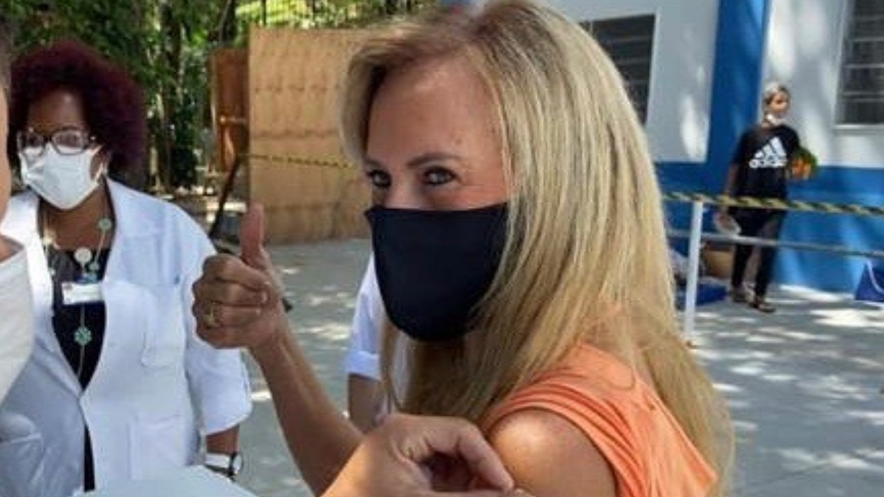 Aos 75 anos, Helô Pinheiro recebe a segunda dose da vacina contra a Covid-19 e avisa: “Vacine-se”