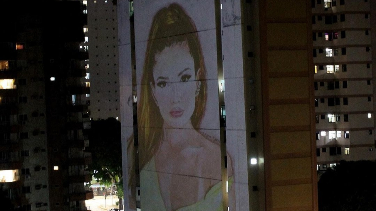 BBB21: Ilustração com o rosto de Juliette é projetada na fachada de prédio em Belém do Pará