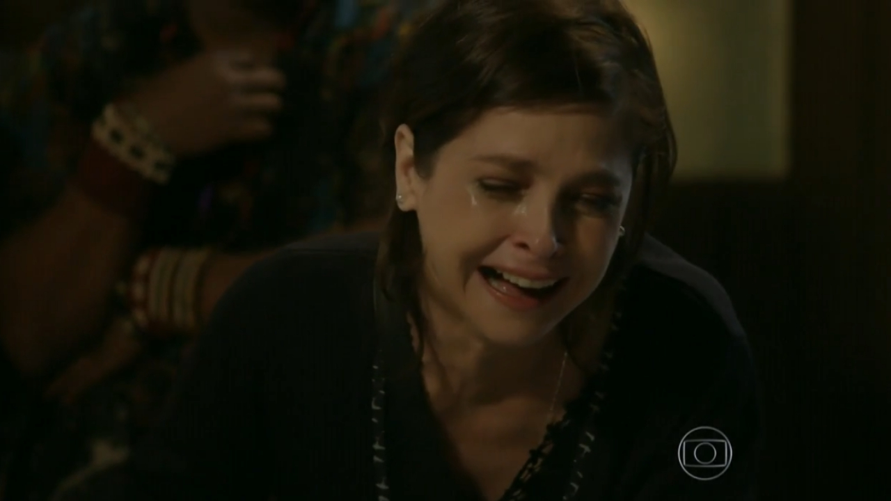 Império: Cora faz escândalo no velório de Eliane e parte para cima do caixão: “Minha vida acabou”