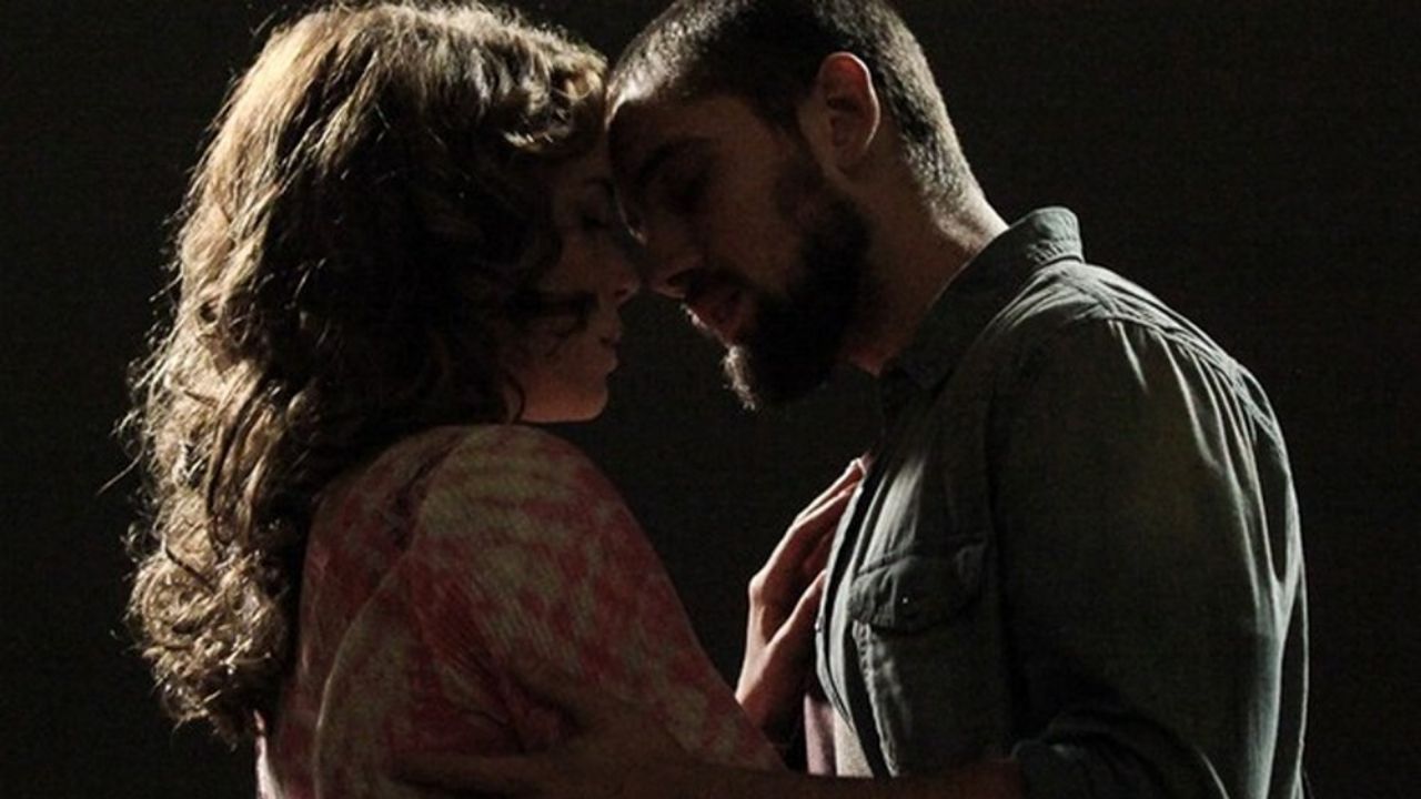 Império: Vicente deixa o amor falar mais alto e beija Cristina sob a luz do luar