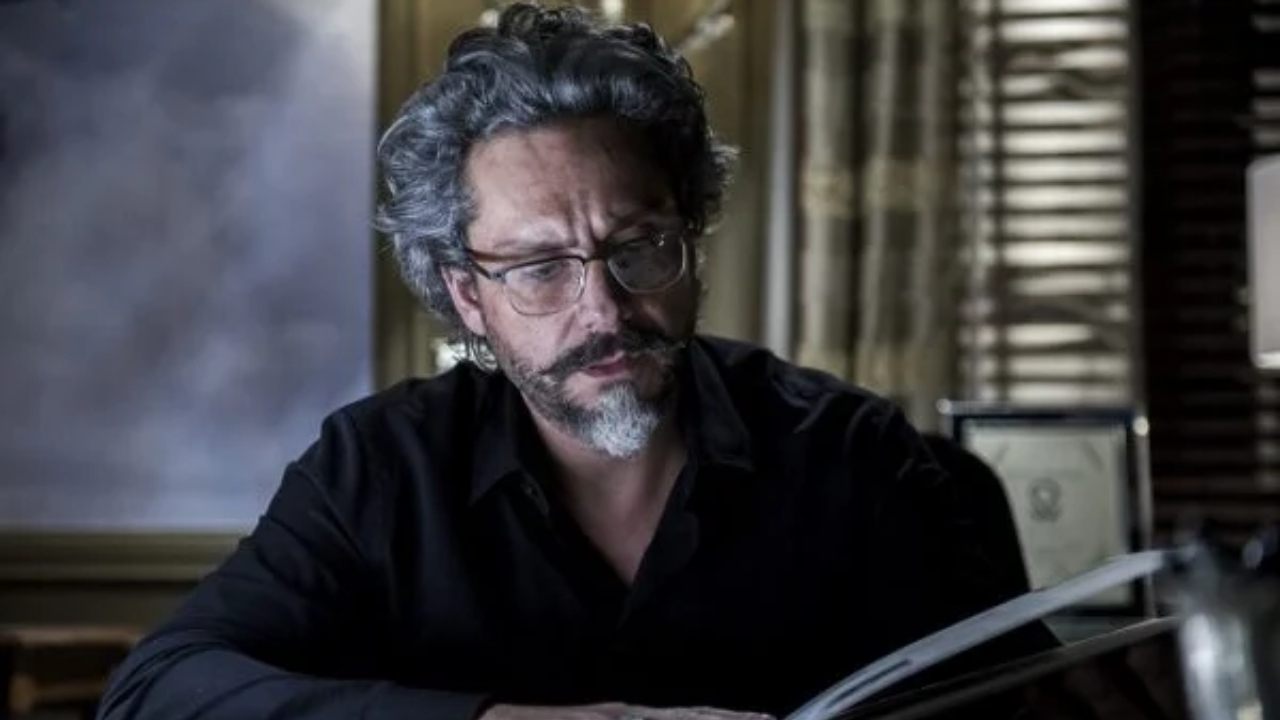 Império: Iludido! Cora engana José Alfredo que acaba acreditando que Eliane fez álbum com seus recortes