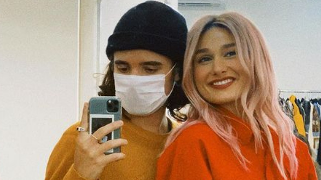Apaixonado, João Figueiredo se derrete por Sasha Menghel ao acompanhá-la em trabalho: “Sou noivo da mulher mais gata”